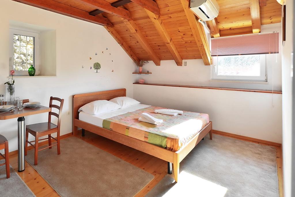 Apartments Mirabella 奥米什 客房 照片